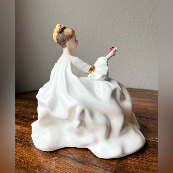 Royal Doulton “My love” HN2339 Figurine - Picture 4 of 12